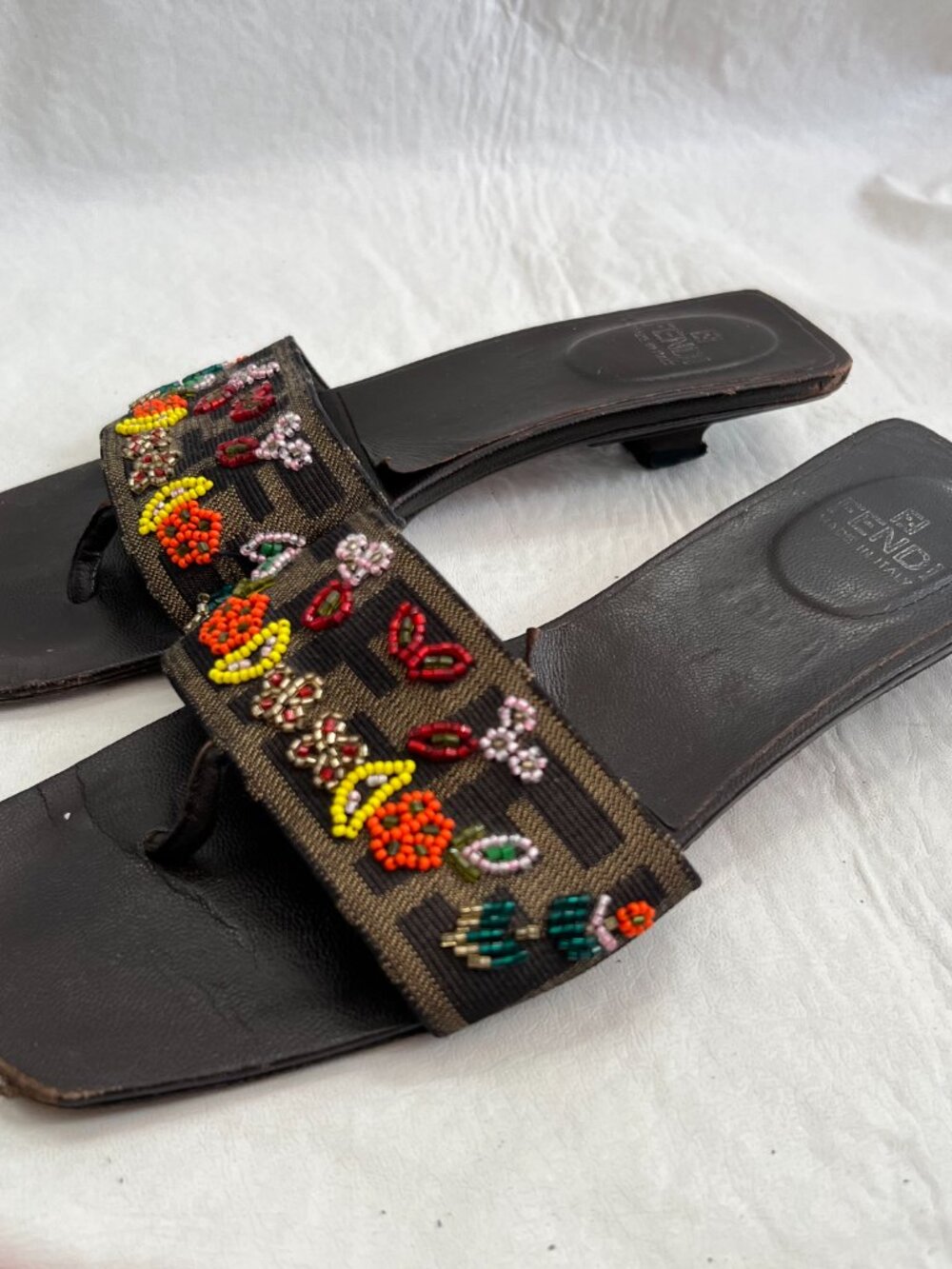 Vintage Fendi sandals kitten heel 7 brown leather fruit beaded zucca jacquard - Picture 3 of 12